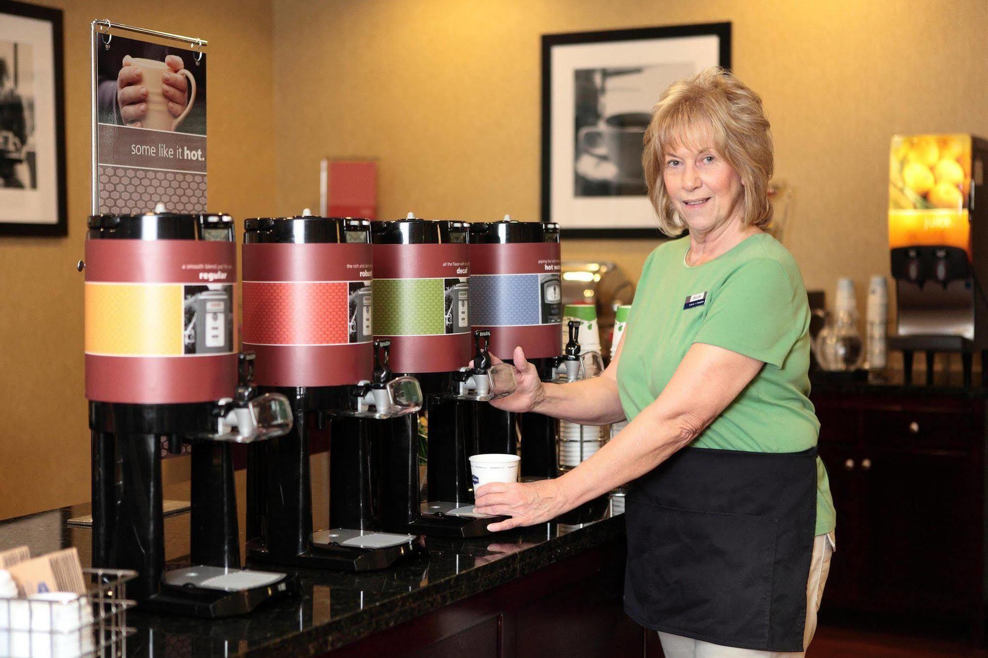 Hampton Inn Milan Restaurant photo